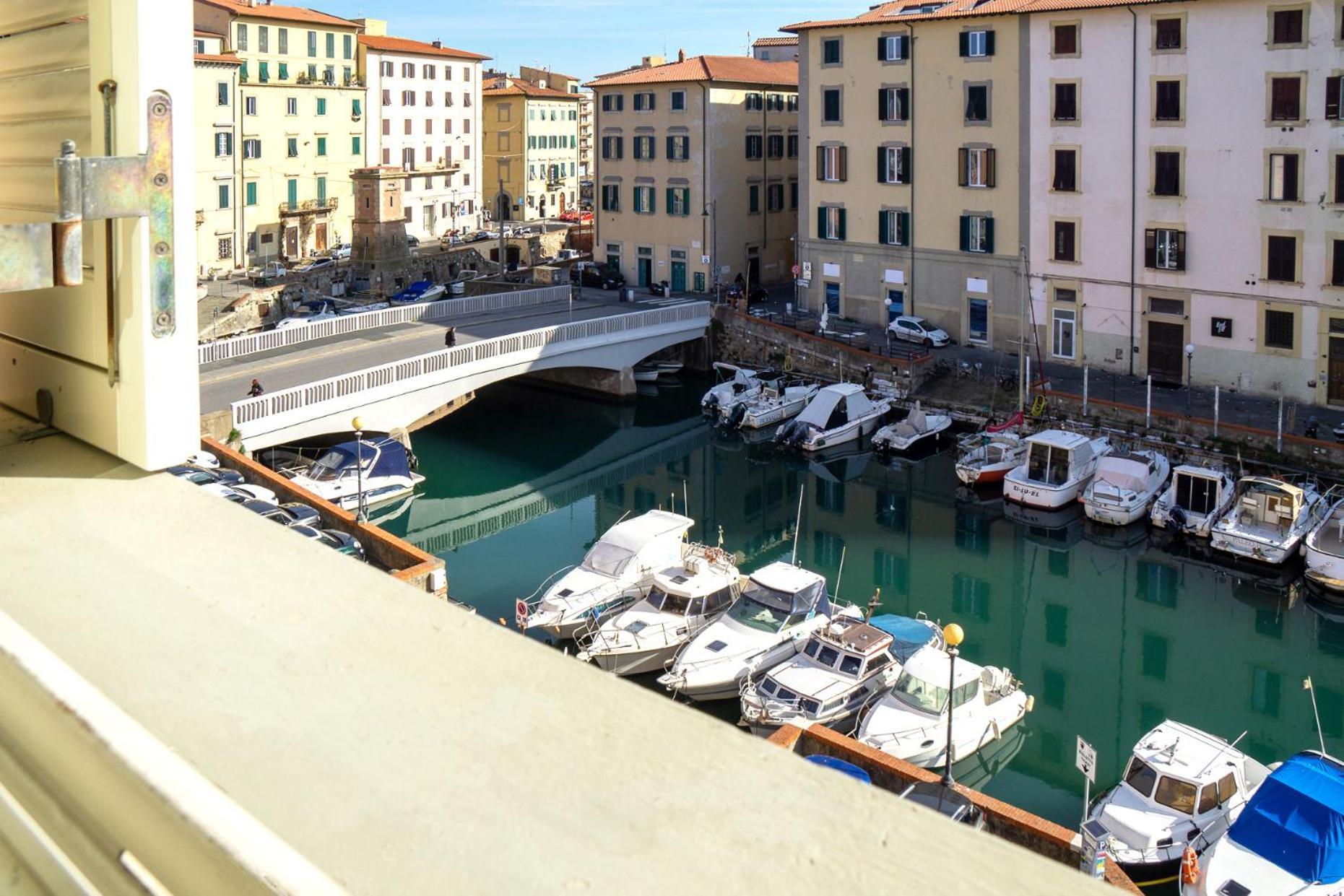 Near The Port-Elegante Appartamento Con Vista Sui Canali Livorno Kültér fotó