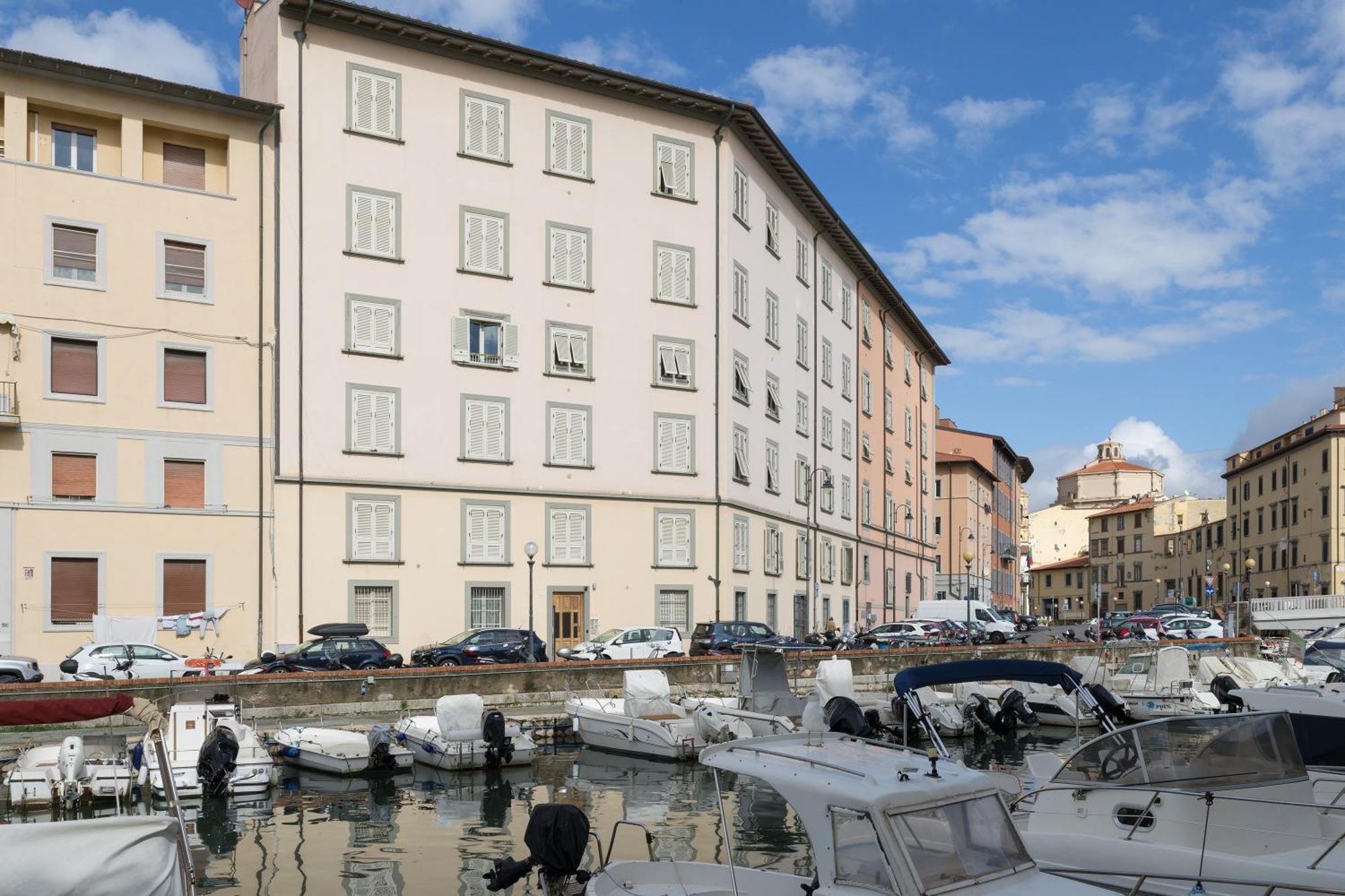 Near The Port-Elegante Appartamento Con Vista Sui Canali Livorno Kültér fotó
